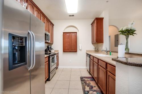 Cozy Condo wPrivate Balcony & FREE Resort Access in Orlando, USA