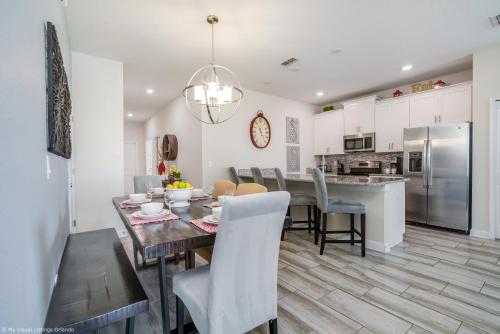 Stunning Lakeview Townhome w Private Pool in Hunters Creek