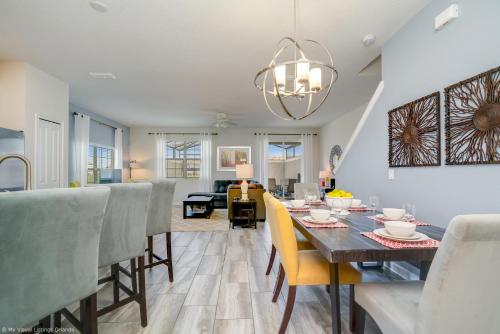 Stunning Lakeview Townhome w Private Pool in Hunters Creek