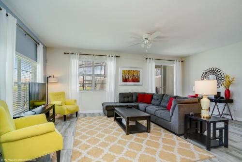 Stunning Lakeview Townhome w Private Pool in Hunters Creek