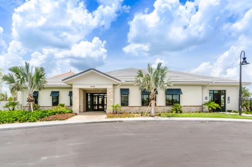 Exterior view, Stunning Lakeview Townhome w Private Pool in Hunters Creek