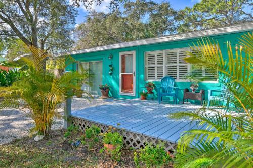 Upscale Bungalow with Patio and BBQ Walk to Beach - image 8