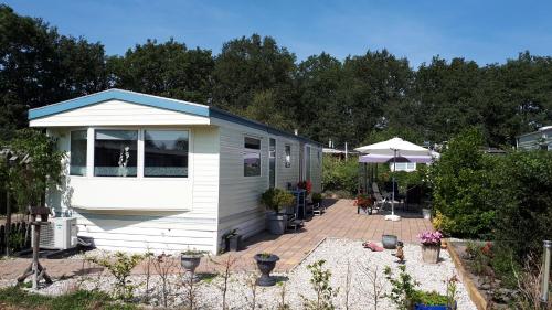  Comfortabel 4-persoons chalet (airco + fietsen) op Recreatiepark Eikenhof, Pension in Paasloo