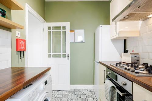 OPEN Luxury Contractor Apartment East London - image 3