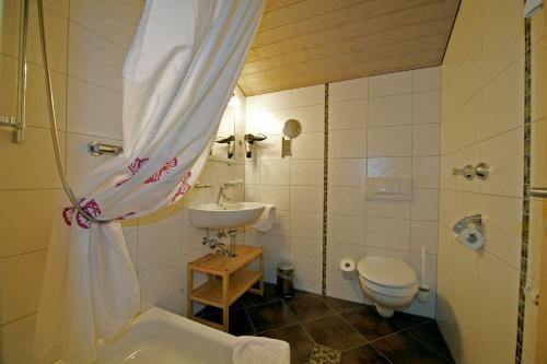 Bathroom, Pension Willibald in Bad Tolz