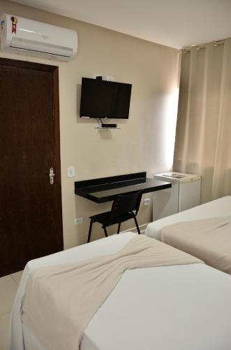 1 queen bed, 1 twin bed
