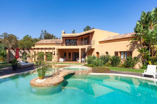 Private pool and Jacuzzi by GalanteVasques