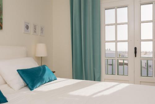 Apartamento OM con piscina y vistas al mar - image 3
