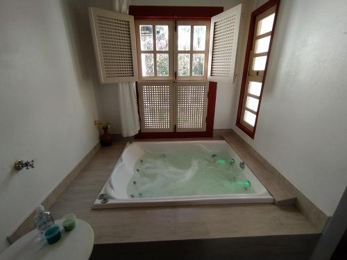 King Suite with Spa Bath image 9