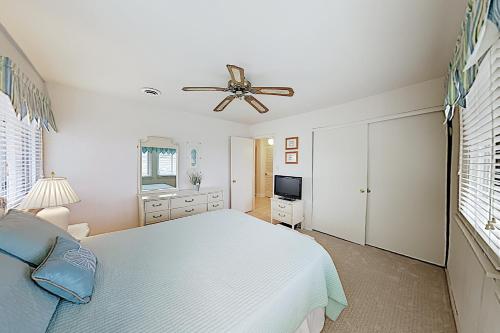 New Listing! Cozy Canal-Side Condo Walk to Beach condo - image 8
