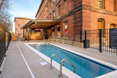 New Listing! Chic Condo with Pool & Rooftop Deck condo - main image