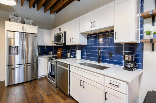 New Listing! Chic Condo with Pool & Rooftop Deck condo - image 6