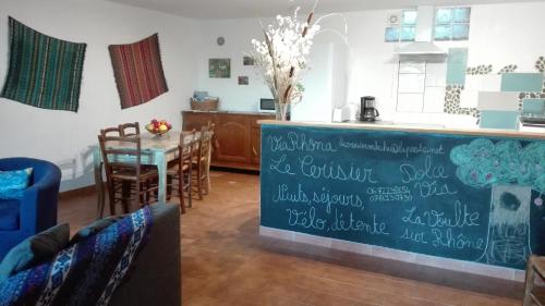 virtuve, GITE Le CERISIER VIA RHONA DOLCE VIA in Saint-Laurent-du-Pape