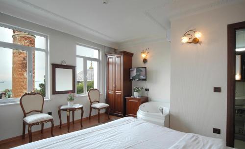 Double Room with Sea View image 2
