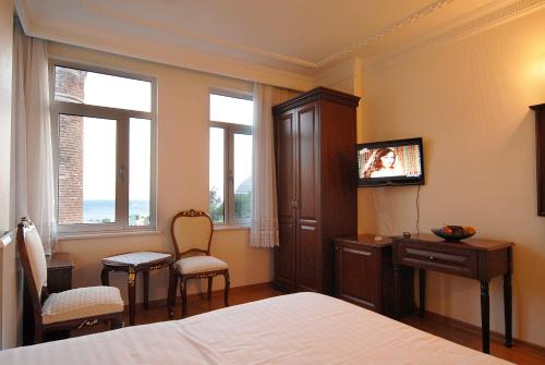 Double Room with Sea View image 4