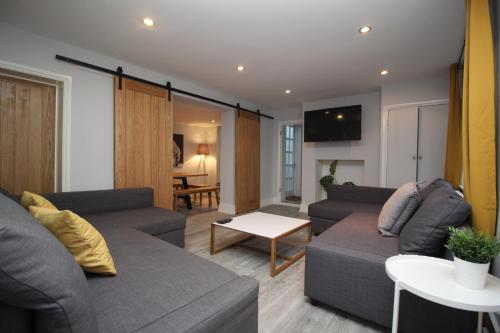 Belmore Place, Charming Mews House, Town Centre