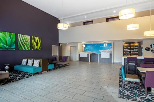 Lobby, La Quinta Inn & Suites by Wyndham Las Vegas Nellis in North Las Vegas