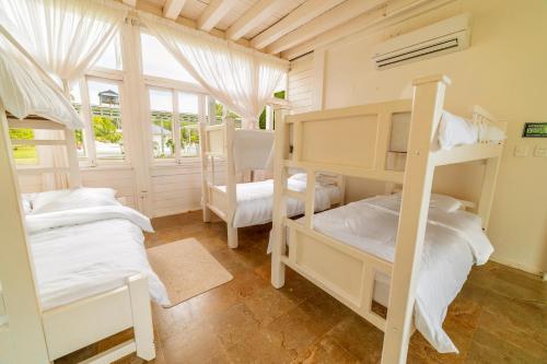 2 queen beds, 4 bunk beds