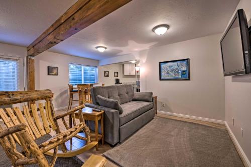 B&B Sandy - Updated Home with Mtn Views 8 Mi to Snowbird Resort - Bed and Breakfast Sandy
