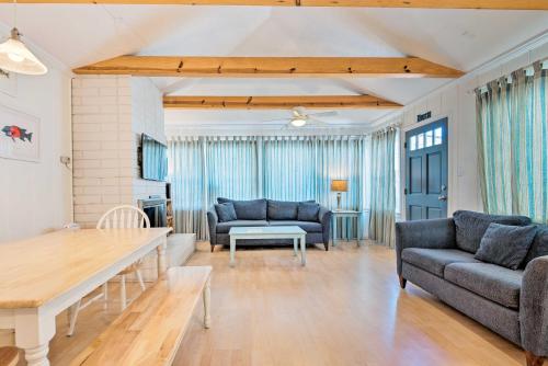 Central Catalina Cottage - Walk to Ferry! - image 2