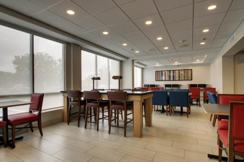 餐飲選擇, 智選假日酒店-沃希斯-勞雷爾山-洲際酒店集團旗下 (Holiday Inn Express Voorhees - Mt. Laurel By IHG) in 夫爾希斯