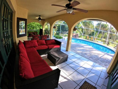 JUPITER WATERFALLS - NEWLY UPDATED - TIKI HUT, FIRE PIT, KITCHEN, POOL HEATER and MORE