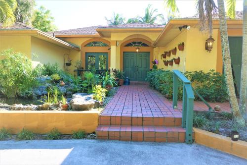 JUPITER WATERFALLS - NEWLY UPDATED - TIKI HUT, FIRE PIT, KITCHEN, POOL HEATER and MORE detail