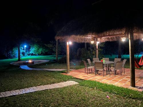 JUPITER WATERFALLS - NEWLY UPDATED - TIKI HUT, FIRE PIT, KITCHEN, POOL HEATER and MORE