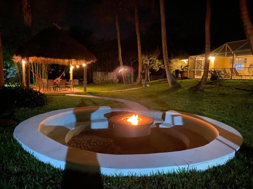 JUPITER WATERFALLS - NEWLY UPDATED - TIKI HUT, FIRE PIT, KITCHEN, POOL HEATER and MORE in Jupiter, USA