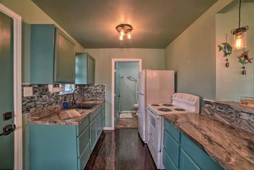 Seadrift Cottage with Deck - 5 Blocks to Bay! - image 6