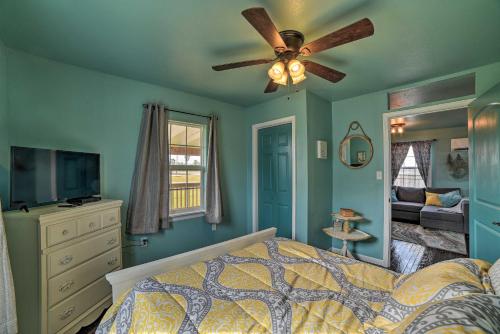 Seadrift Cottage with Deck - 5 Blocks to Bay! - image 8