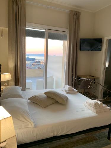 Deluxe Double Room with Balcony and Sea View image 3