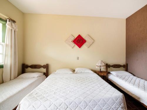 1 queen bed, 2 twin beds