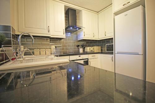 The Barwoods - Modern Spacious Home in Chester - Parking - image 4