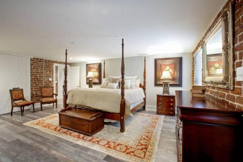 Sophisticated Historic Remodeled 9 bedroom Home