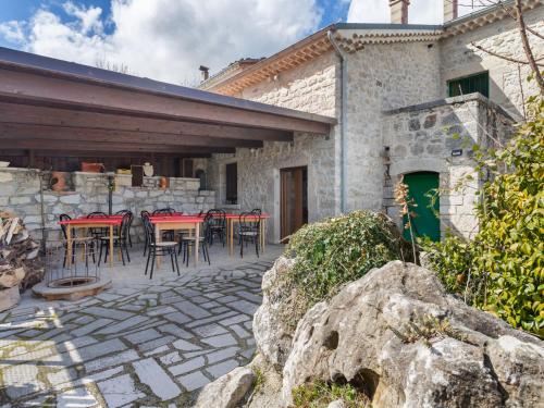 Valley-View Holiday Home in Sepino with Courtyard gîte à louer Saepinum