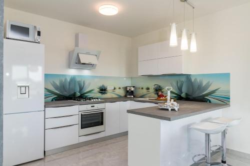 Family holiday house with private pool and playground - image 4
