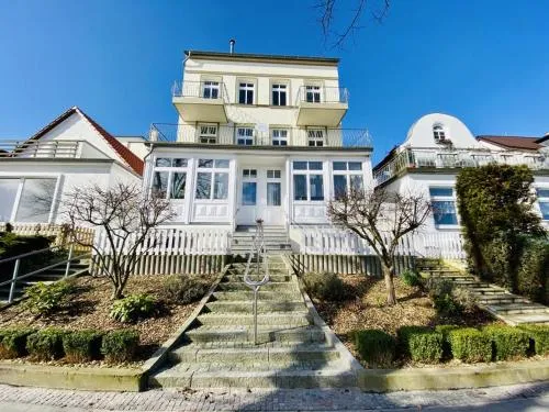 Stromperle, direkt am Alten Strom in Warnemünde, Deutschland