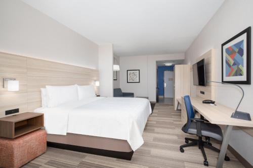 Holiday Inn Express & Suites Phoenix Glendale Dist an IHG Hotel - image 2