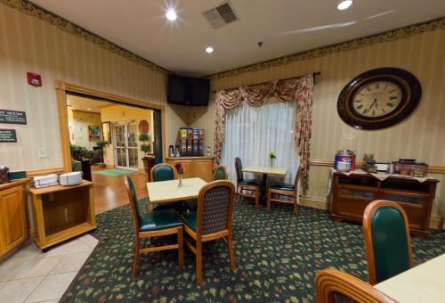 Country Inn & Suites by Radisson, Salina, KS