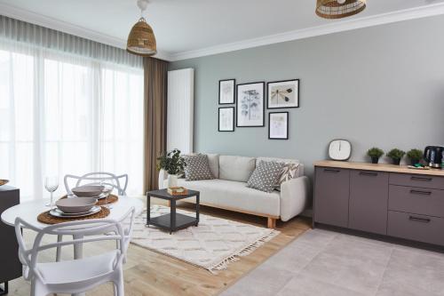 Metro Imielin Apartments by BookingHost, Warsaw