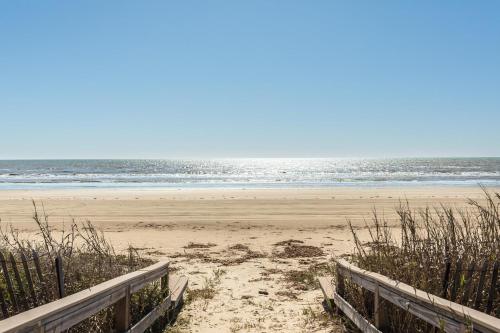 The Boardwalk at the Beach - Grand Oceanfront Beauty! - image 2