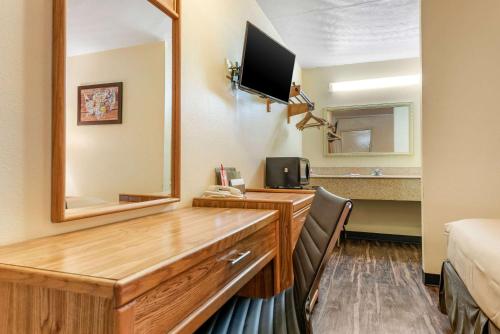 Econo Lodge - image 7