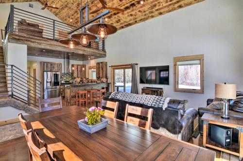 Riverfront Home with BBQ 2 Mi to Downtown Gunnison! in 亞斯本