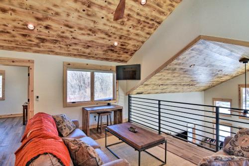 Riverfront Home with BBQ 2 Mi to Downtown Gunnison! in 亞斯本