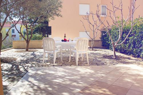  Apartment Olive Garden, Pension in Novalja