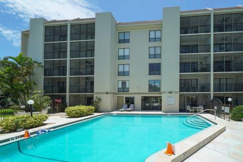 Heated Pool-Short Walk to Beach, FREE trolley around Siesta Key! in Siesta Key, USA