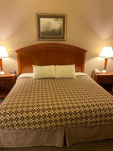 A Riverside Inn Travelodge by Wyndham in Fairplay, USA