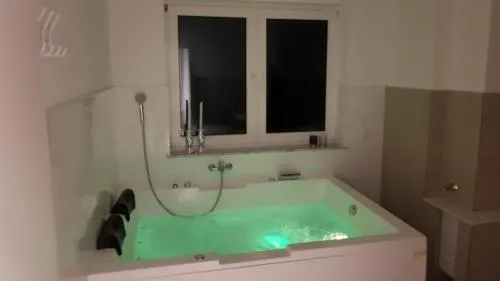 Ferienwohnung mit Jacuzzi Nähe Flughafen Köln Bonn in Troisdorf, Deutschland