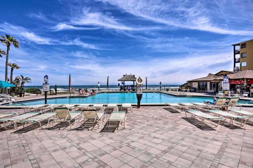 Cozy Daytona Beachfront Condo with Resort Amenities! - main image